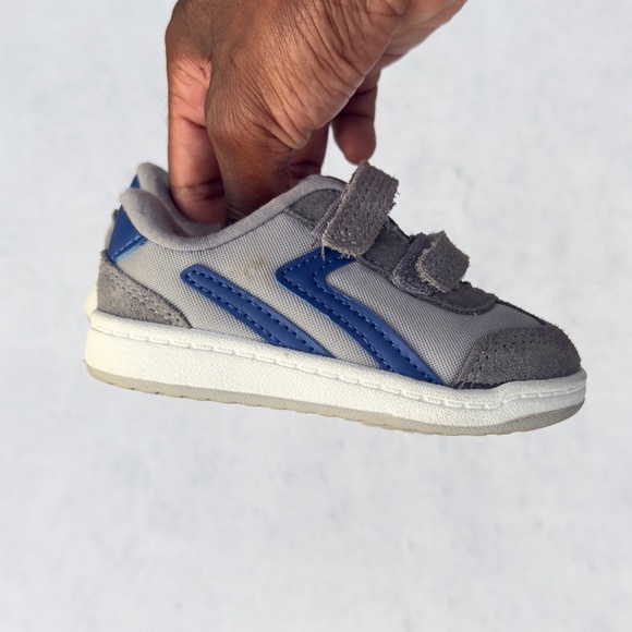 Size 6 .- Cat and Jack Shoes - Picture 6 of 7